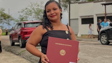 Después de dar a luz a sus gemelas quedó siete días en coma, hoy celebra que se graduó de la Universidad Nacional