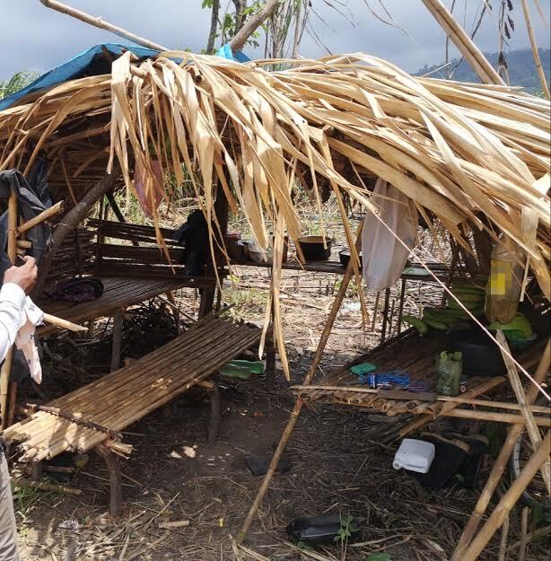 Familia con tres niños viven en humilde rancho