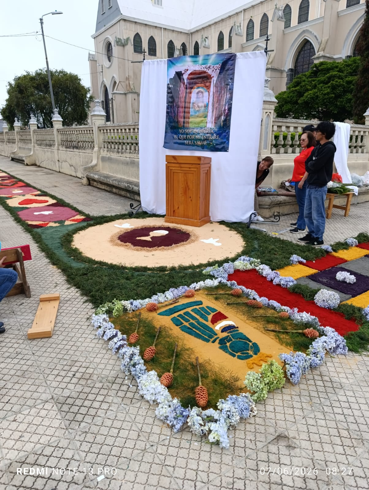 La celebración de Corpus Christi, desde la madrugada del domingo 7 de junio decenas de vecinos trabajaban contra reloj para convertir las calles alrededor del templo de San Rafael Arcángel de Heredia en una verdadera alfombra de fe, color y tradición. Mauricio Campos fue uno de ellos.