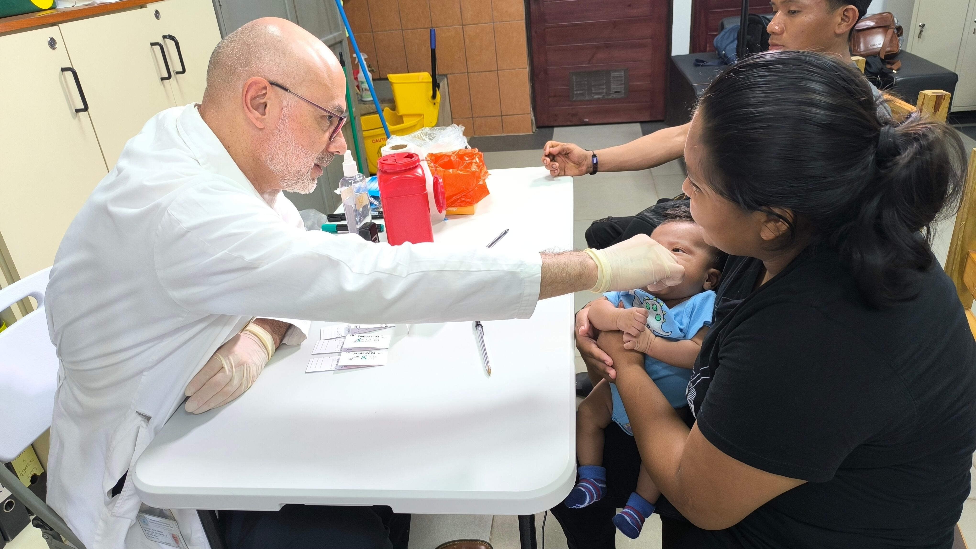 funcionarios del Laboratorio de Genética Humana Molecular de la CCSS)y de la Unidad de Paternidad Responsable del TSE, realizaron una gira a la zona sur.