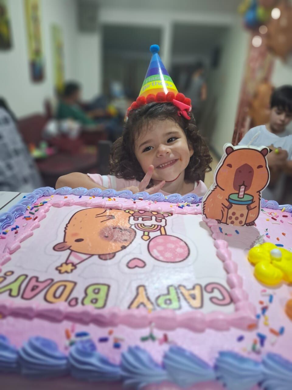 Jimena Álvarez, una pequeñita de 4 años, lo sabía muy bien porque resulta que el pasado 19 de junio les adelantó el festejo a los capibaras ya que como ese día cumplió sus 4 añitos pidió que todo lo de su fiestica fuera de estos peluditos gorditos.