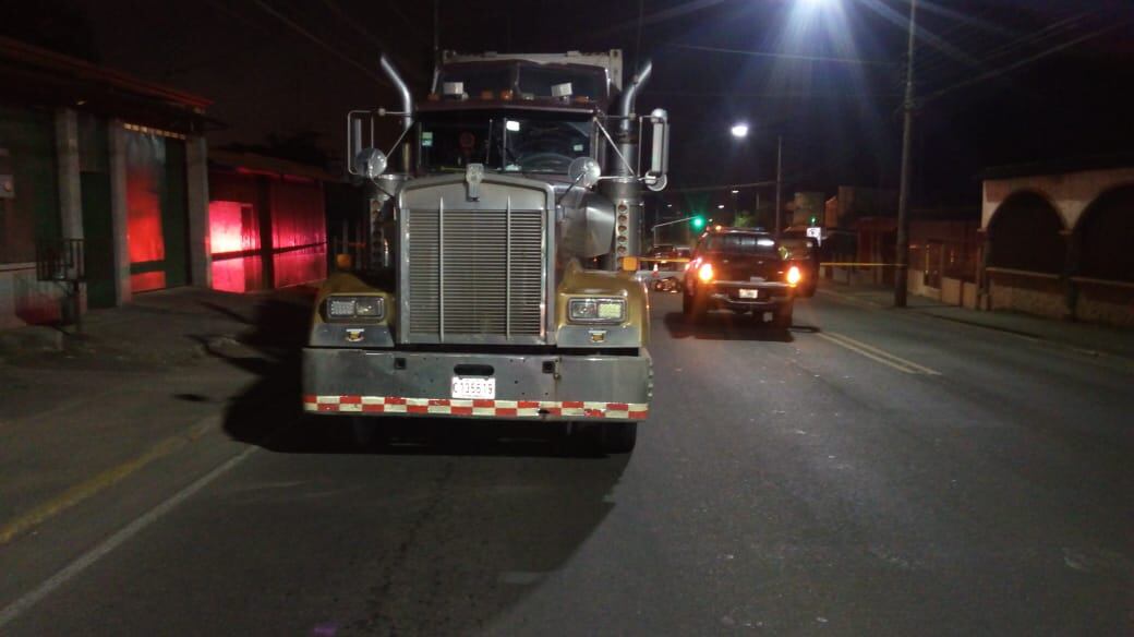 Motociclista muere arrollado por un tráiler en Caballo Blanco de Cartago. Foto Keyna Calderón.