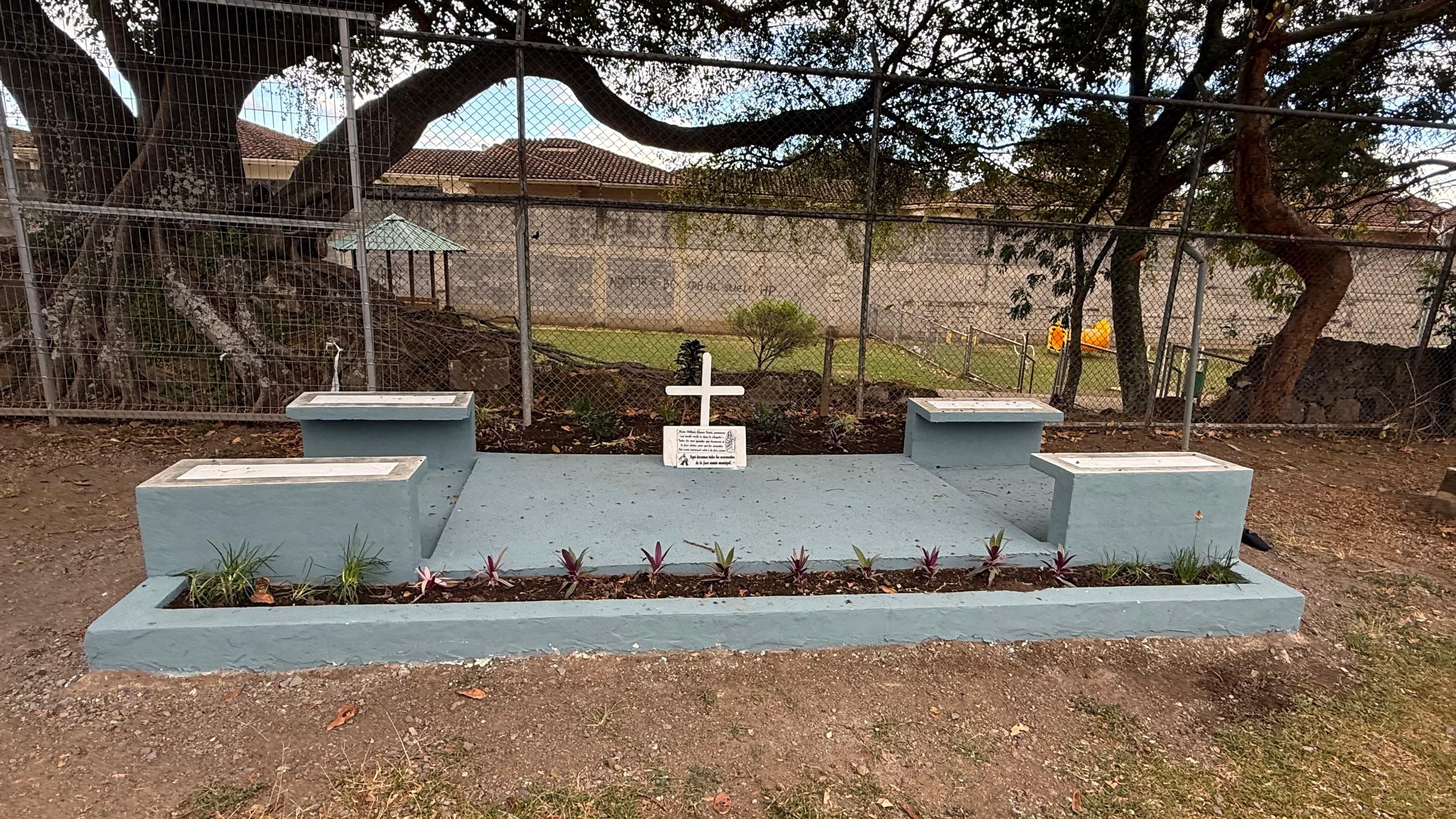 El panteonero del cementerio Zúñiga en Escazú, don Héctor Álvarez Ureña, a quien le explotó el corazón de amargura ante tanta gente que le preguntaba sobre la fosa común