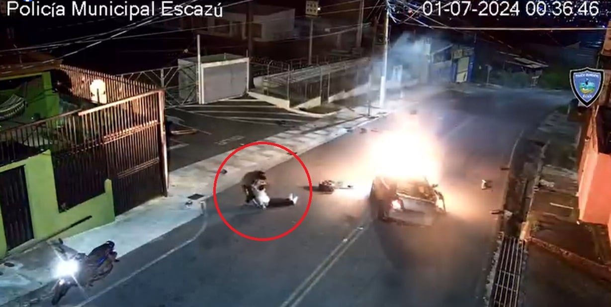 Josué Rodríguez salvó al hombre de morir quemado. Imagen Policía Municipal de Escazú.