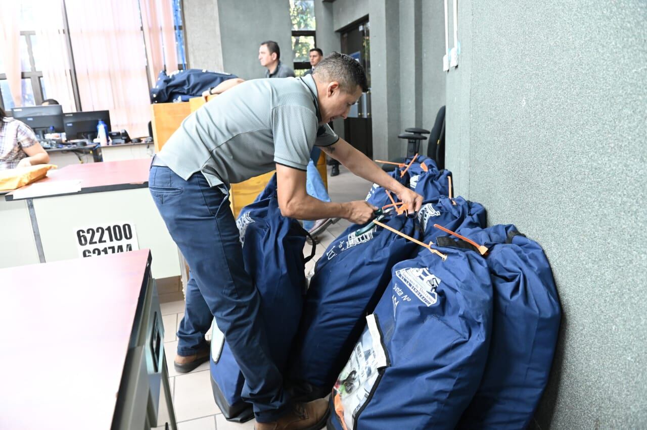 Escrutinio y conteo de votos inició este martes, en las oficinas centrales del TSE. Fotos: Albert Marín