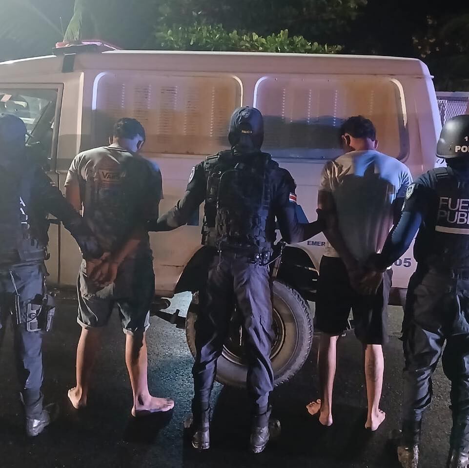 Dos jóvenes de apellidos Cruz, de 18 años y Gutiérrez, de 19 años son los sospechosos de acabar con la vida del Policía de Fuerza Pública Mainor Antonio Obregón Briceño, de 36 años, en Batán de Matina, Limón. Foto: Tomada de redes sociales