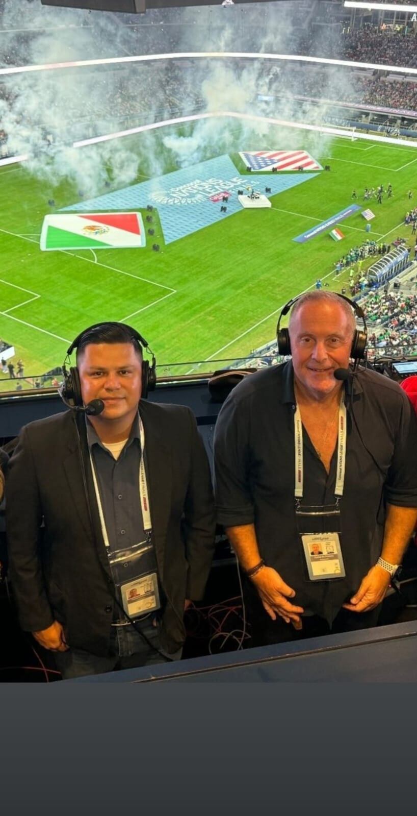 Ronald Villalobos soñó con narrar una Copa del Mundo desde que vio Estados Unidos 1994; con paciencia, insistencia y trabajo, hoy vive el momento más importante de su carrera junto al Pibe Valderrama en Fútbol de Primera que transmite para 200 radios de Estados Unidos. En la foto con Andrés Cantor.