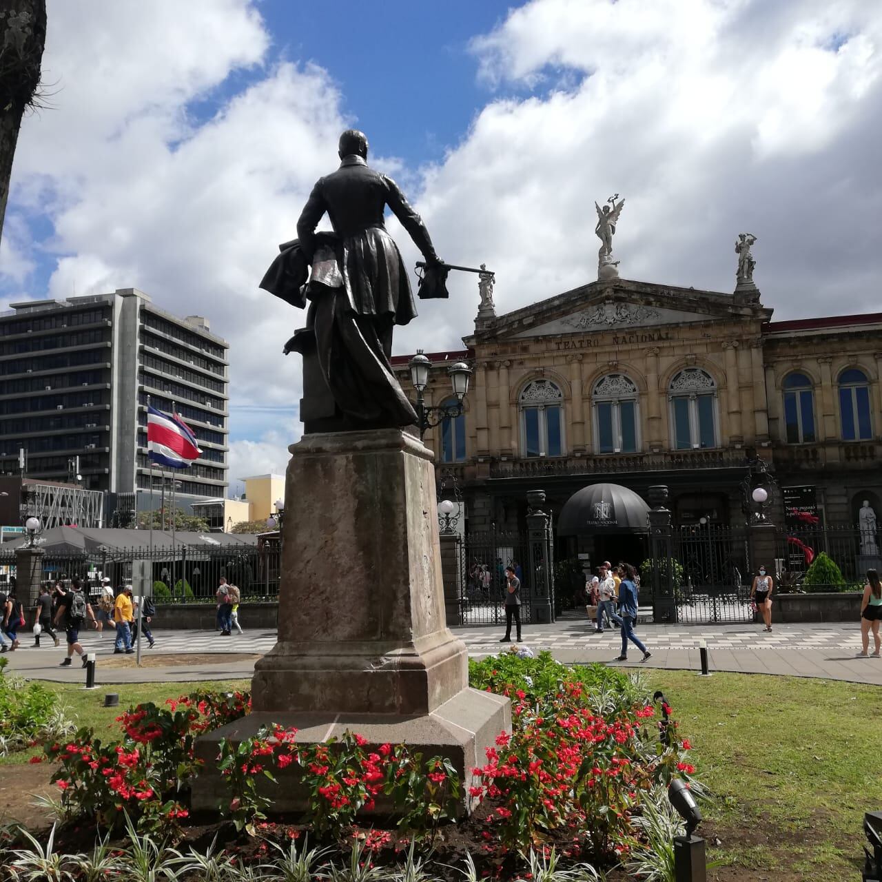 El monumento de nuestro primer jefe de Estado y benemérito de la patria, Juan Mora Fernández, ya volvió al lugar a donde fue colocada originalmente en 1921, para la celebración de los primeros cien años de vida independiente: frente a la entrada principal del Teatro Nacional