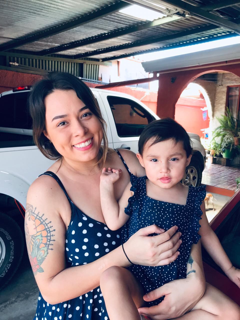 Lucía Miranda Quesada, a sus 30 años, con tres de casada y casi 3 de ser mamá, logró, gracias a la pandemia, descubrir todas sus capacidades y vencer sus complejos. En la foto con su hija, Victoria.