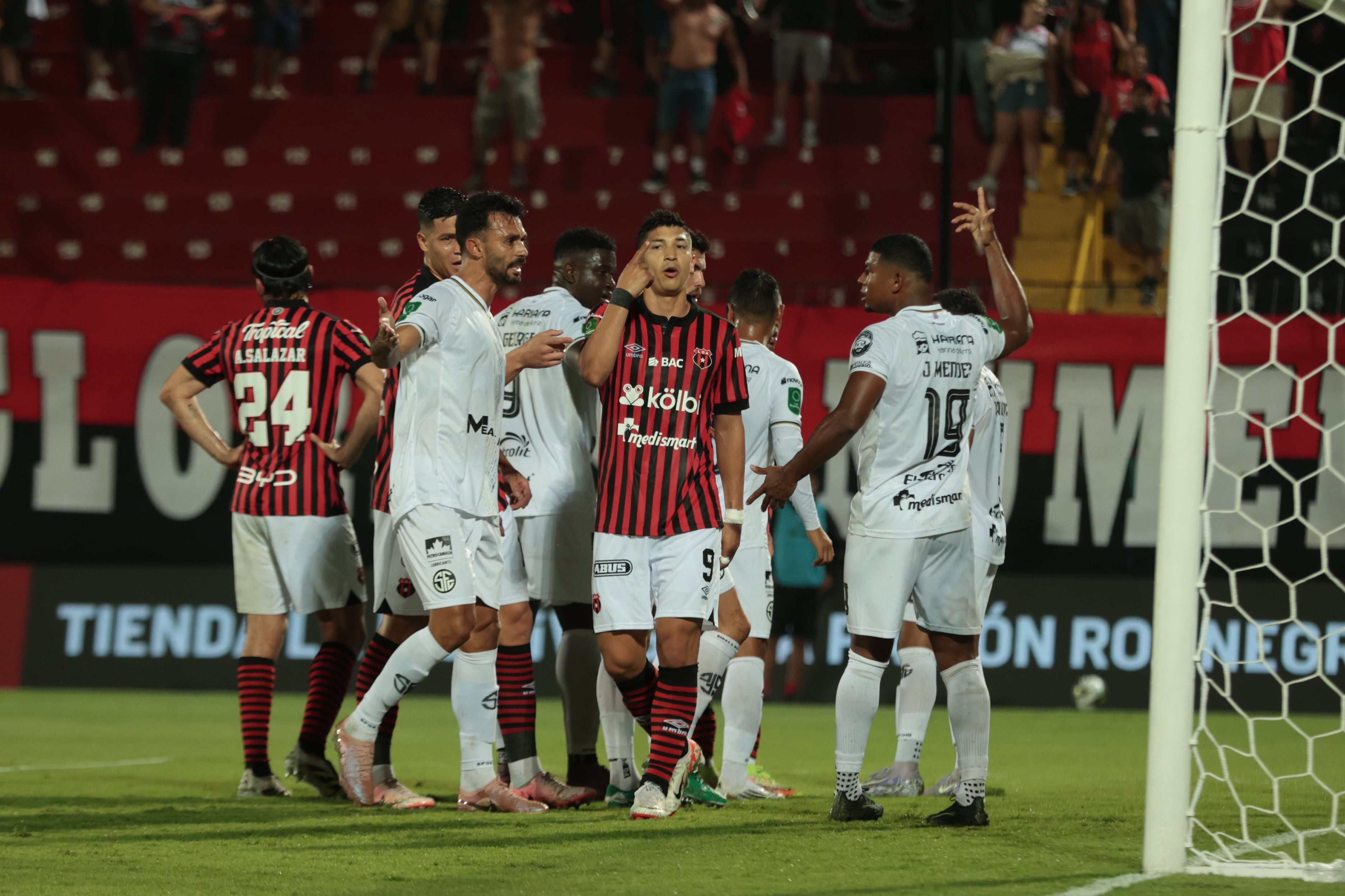 15/02/2025/ Juego entre Liga Deportiva Alajuelense vs Sporting FC en el estadio Alejandro Morera Soto / foto John Durán