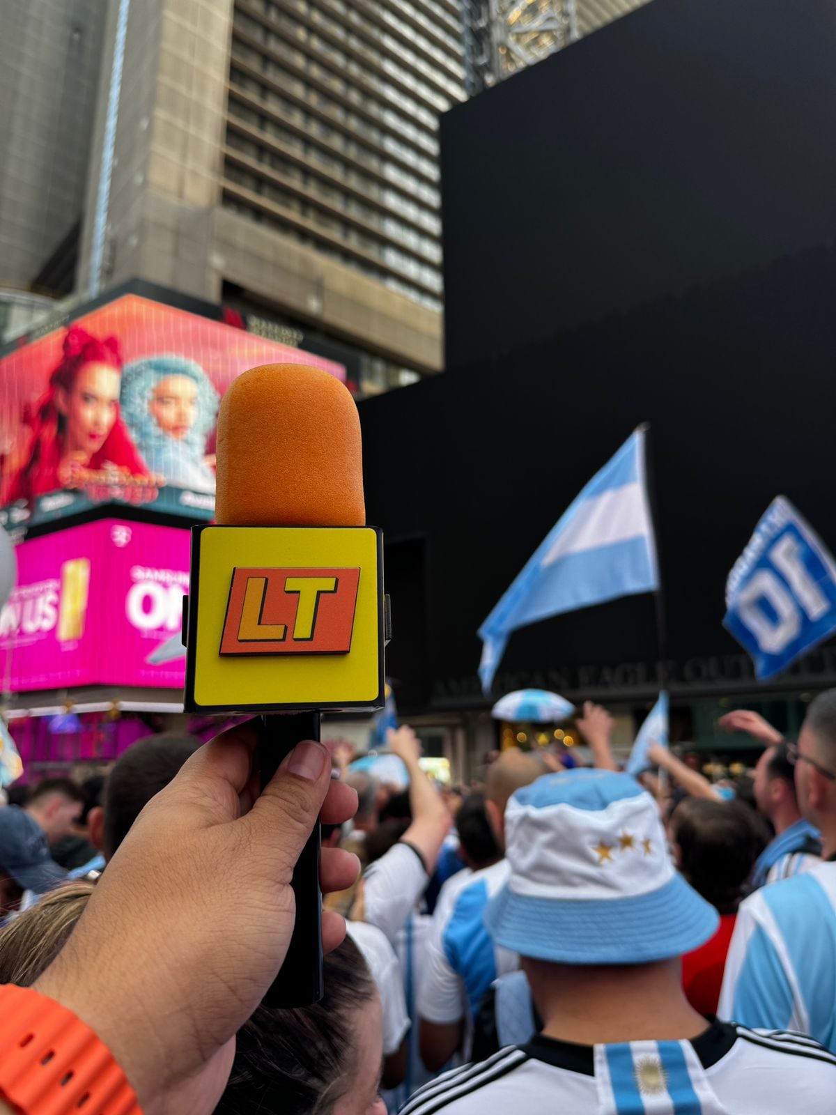 Ambiente argentino en Times Square, Nueva York previo al partido entre Argentina y Canadá este martes en la Copa América. Foto: William Cordero.