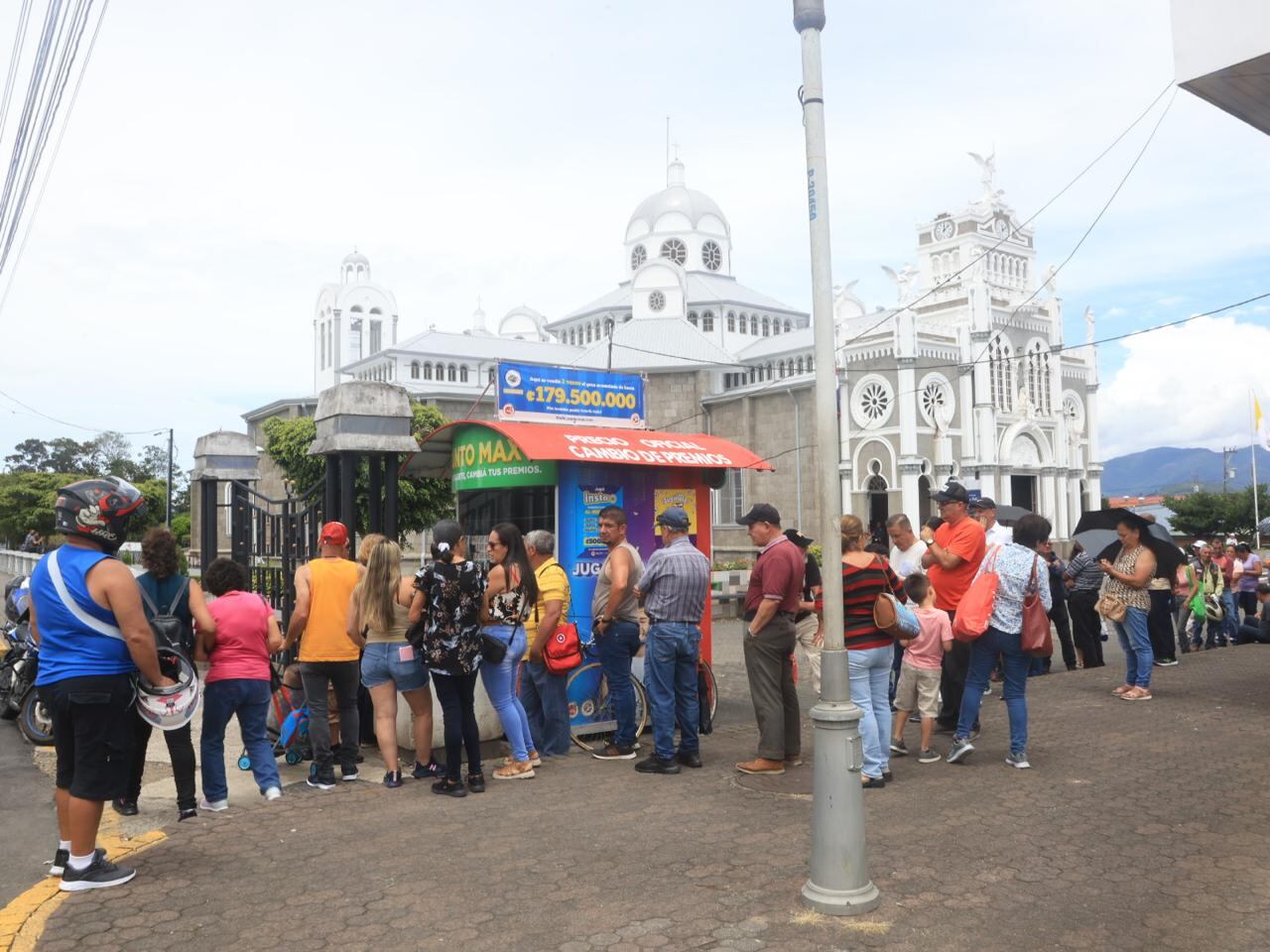 Decenas de personas se tiraron a la calle para no quedarse sin su pedacito de lotería.