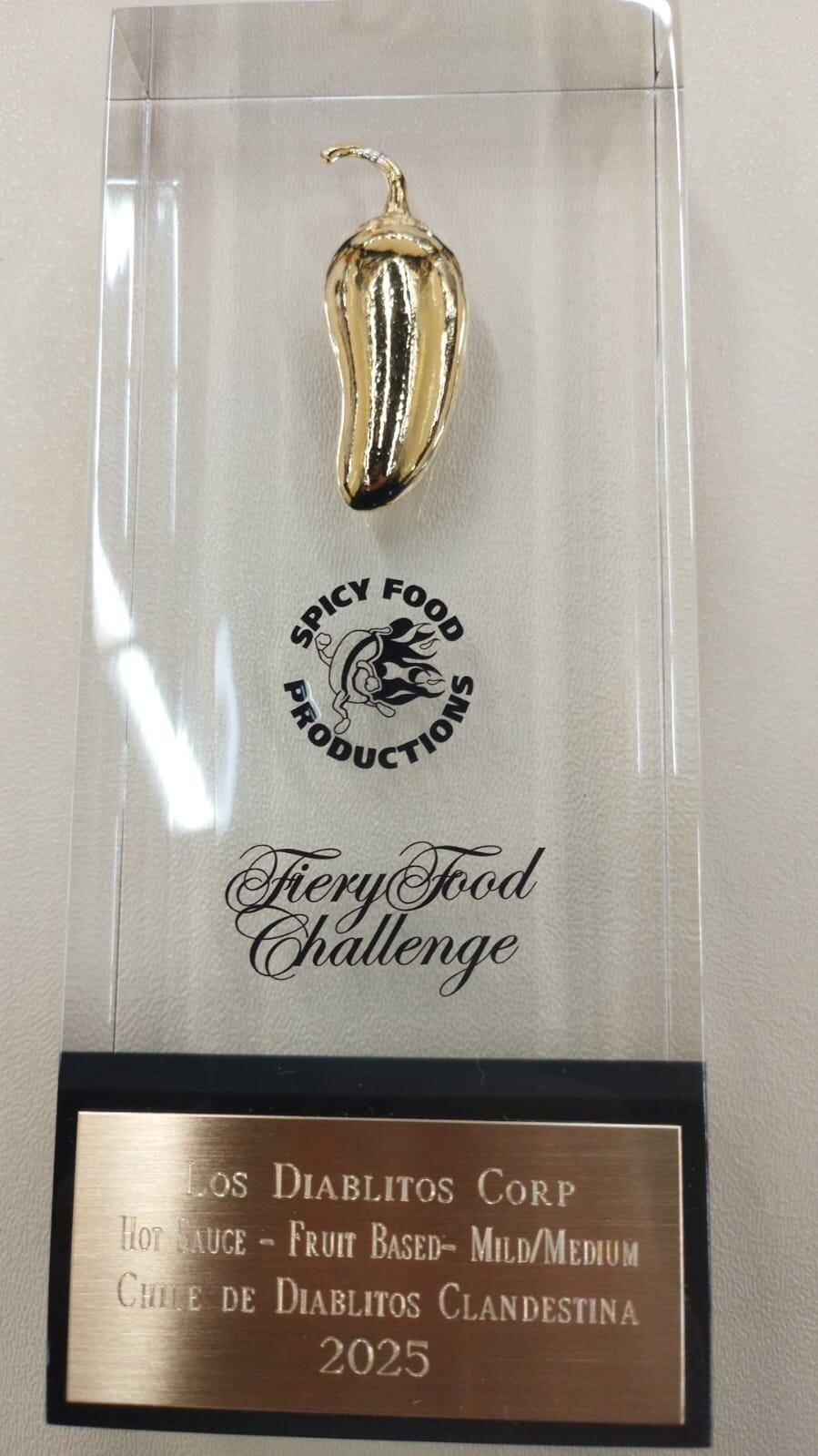 Juan Carlos Bermúdez Varela y su esposa, Andrea Quesada, vecinos de San Antonio de Desamparados, ganaron el chile de oro en el Campeonato Mundial del Chile Picante con su salsa picante Clandestina