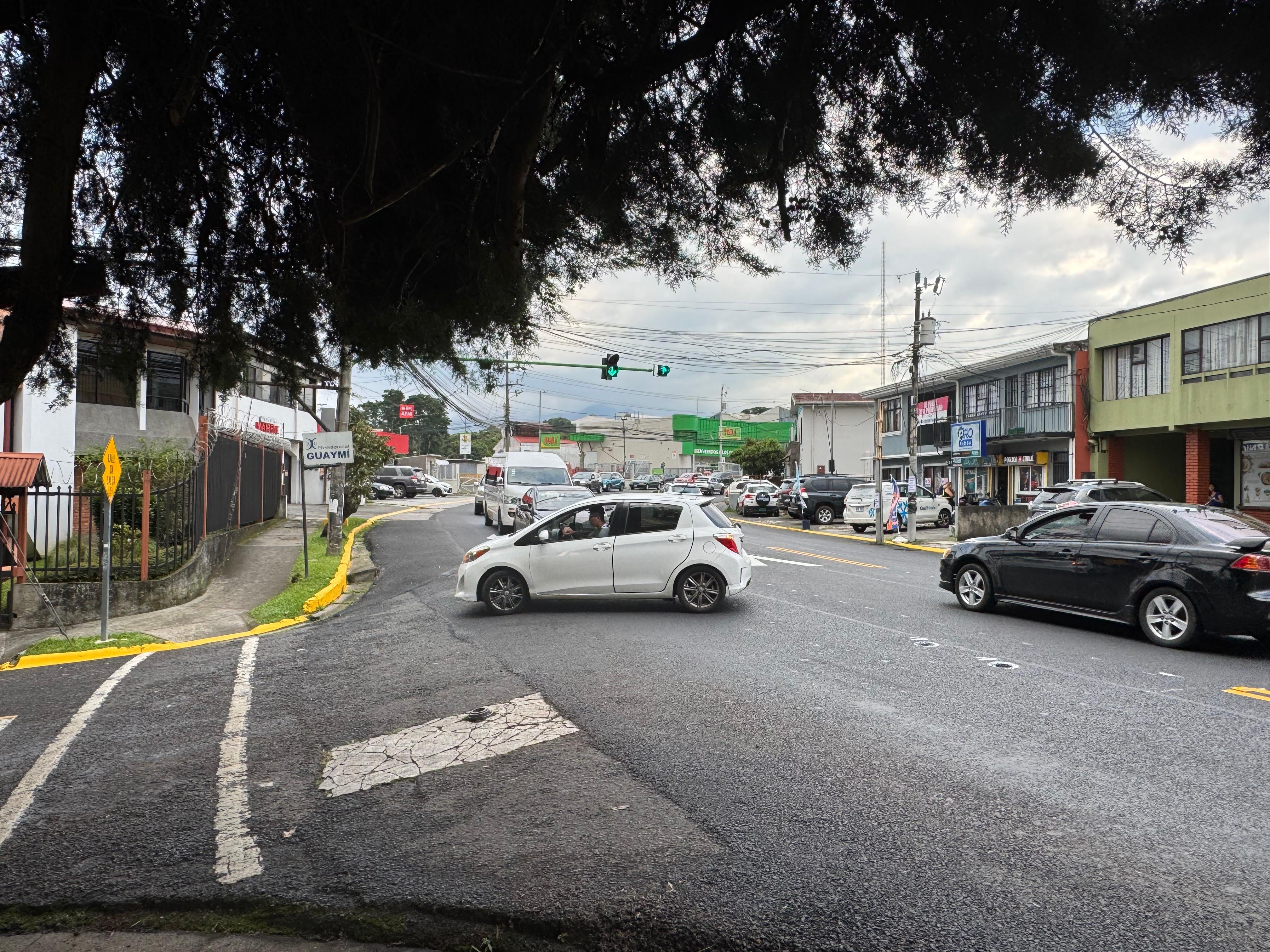 El nuevo carril reversible que entre Sabanilla y Montes de Oca que comenzó a funcionar este viernes 7 de noviembre no duró ni media hora en provocar problemas vecinales, indignación, el accidente de un motociclista y al menos dos choques.