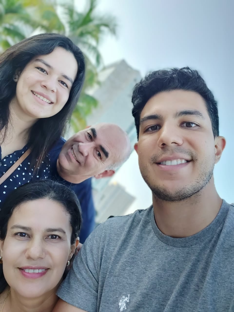 रॉडॉल्फो मोरा, क्रीडा पत्रकार त्याच्या कुटुंबास दडपून टाकणारे, विशेषत: आईबरोबर. सौजन्य