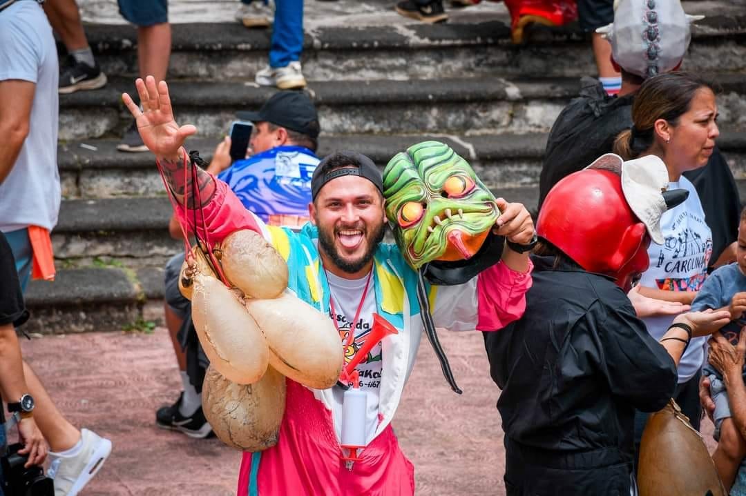 Maikol Hernández Soto no solo le saca una sonrisa a la gente con sus máscaras tradicionales, también les saca un buen ritmo, porque este barveño de corazón, y de pura cepa artística, logró algo que nadie había hecho antes en Costa Rica: crear máscaras con Bluetooth
