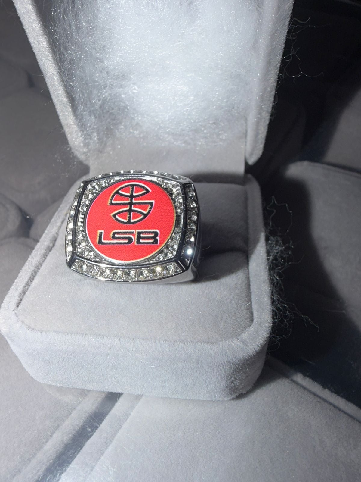 El anillo para el campeón de la temporada de la Liga Superior de Baloncesto es basado en los que se hacen en la NBA.