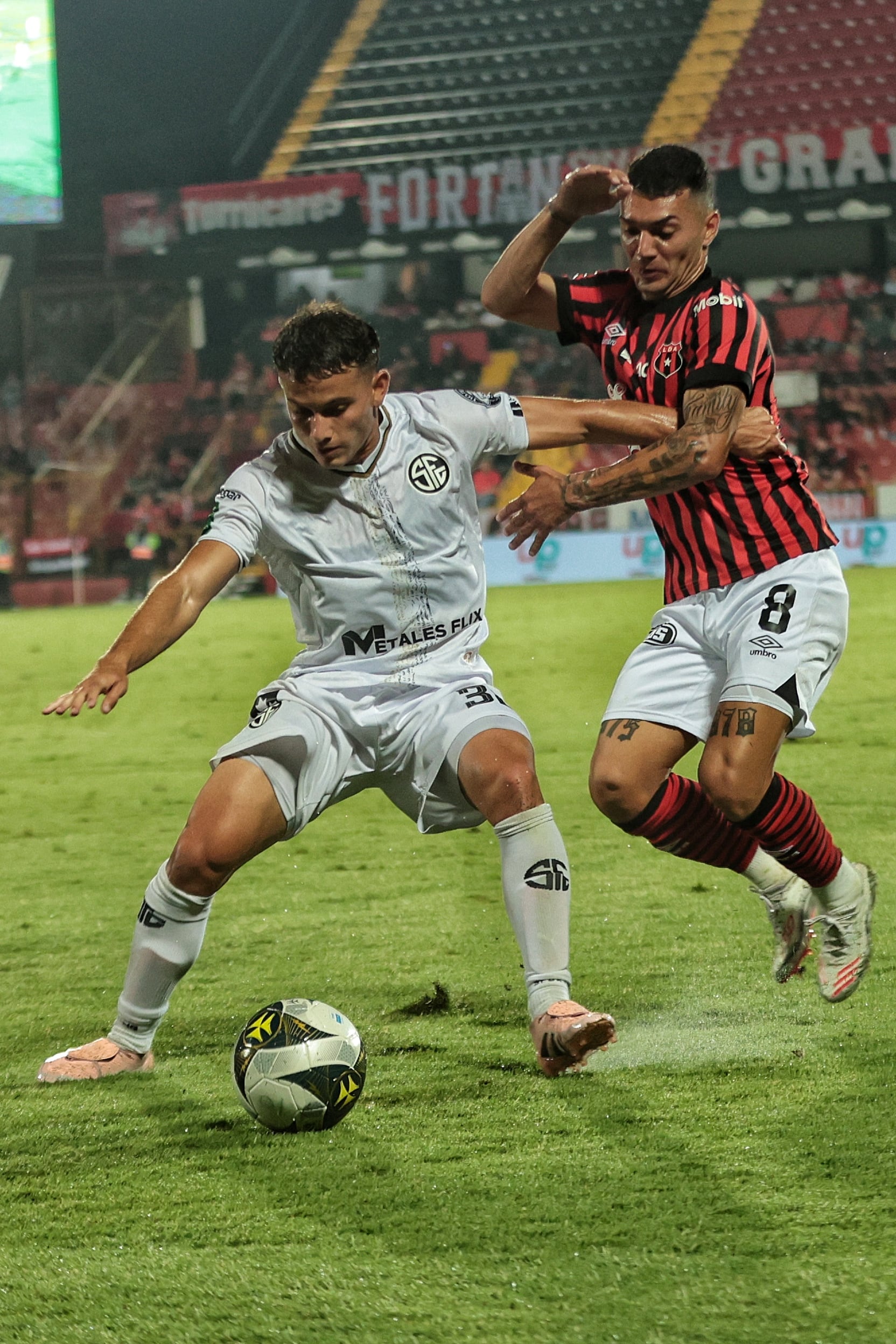 15/02/2025/ Juego entre Liga Deportiva Alajuelense vs Sporting FC en el estadio Alejandro Morera Soto / foto John Durán