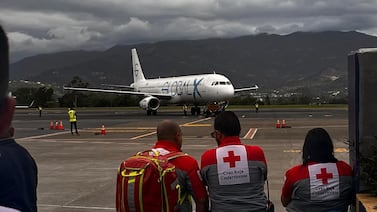 Llegó al país avión con otros 12 migrantes deportados de Estados Unidos
