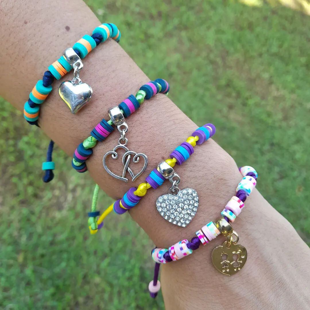 Itzel Segura Segura, odontóloga y Kimberly Chacón Rodríguez, instructora física, crearon “Pulseras con propósito” para ayudar a quienes luchan contra el cáncer de mama.