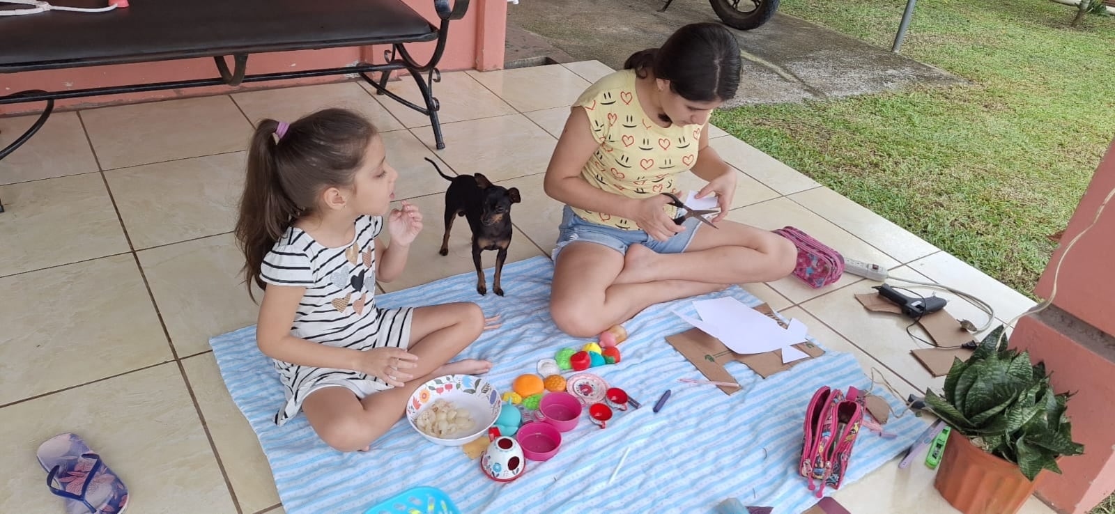 Amanda Rodríguez Araya, es vecinita de Patalito de Aguas Zarcas de San Carlos y lejos de lo que muchos podrían pensar para una niña que nace sin ver, ella super activa, chirota, curiosa y alegre por aprender algo nuevo a cada segundo