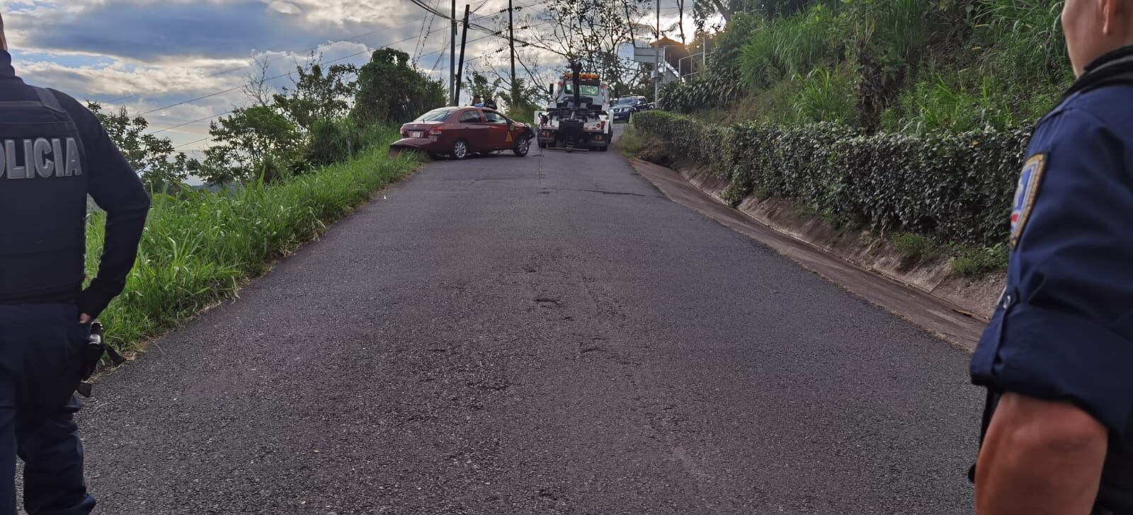 Dos días después de que pistoleros asesinaran en Orotina al conductor de este taxi, así como a un colombiano en Esparza, se localizó el vehículo en un guindo en Carit de Puriscal. Foto :Cortesía Entérate Noticias