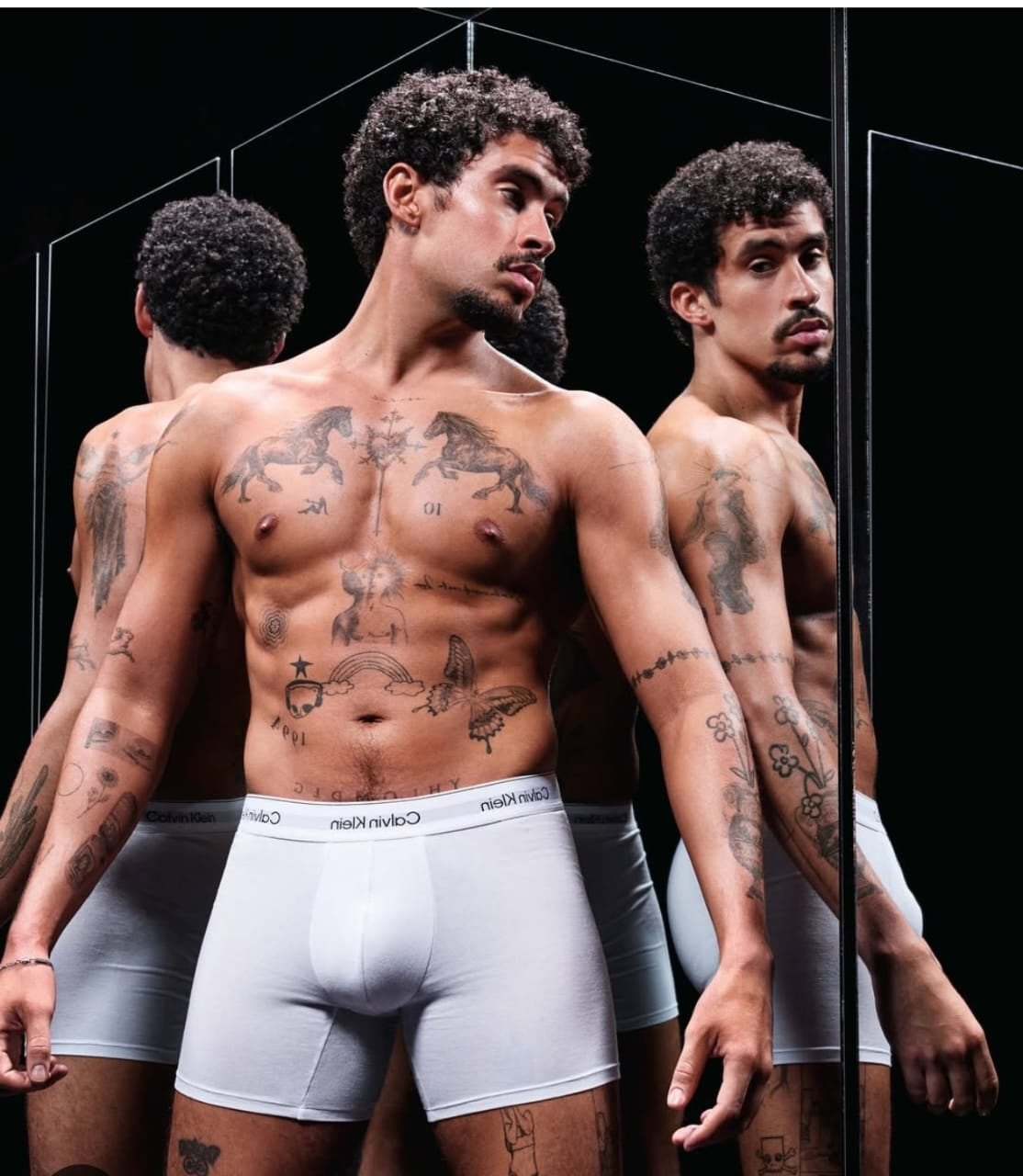 Bad Bunny en calzoncillos para la publicidad de la marca Calvin Klein.