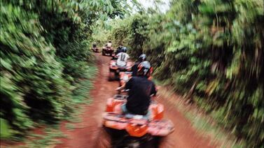 (Video) Louis Tomlinson fue captado en Costa Rica derrochando amor con misteriosa rubia