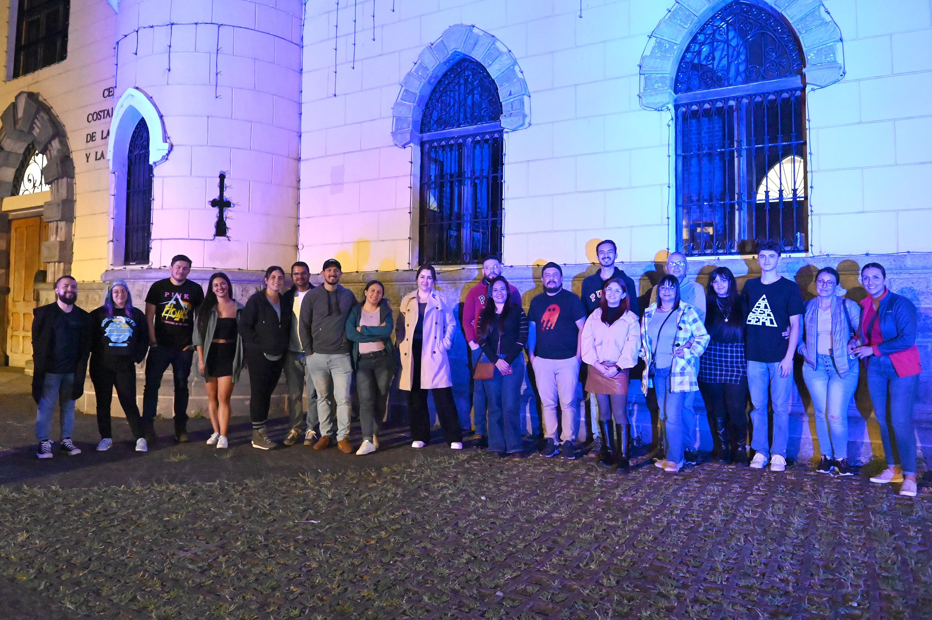 10 de mayo del 2025. San José. 18:00 hrs. Tour San José Encantado. Un grupo de 22 personas entre los 20 y 40 años participó en un recorrido por diferentes edificios y lugares de la capital en donde se ha comprobado la presencia de actividad paranormal.  El cementerio obrero, el general, el Museo de los Niños, La Clínica Bíblica; entre otros, forman parte del recorrido en el que Israel, el guía, explica en base a sus investigaciones y evidencias fotográficas y de audios los eventos fuera de lo natural que ocurren en esos espacios. En la foto: El grupo fue llevado en una buseta a las diferentes ubicaciones y el guía Israel narró los eventos que ahí ocurren. Los guías Israel Barrantes y Samantha Salas fueron los encargados de explicar el tour. Foto: Albert Marín para la Teja.