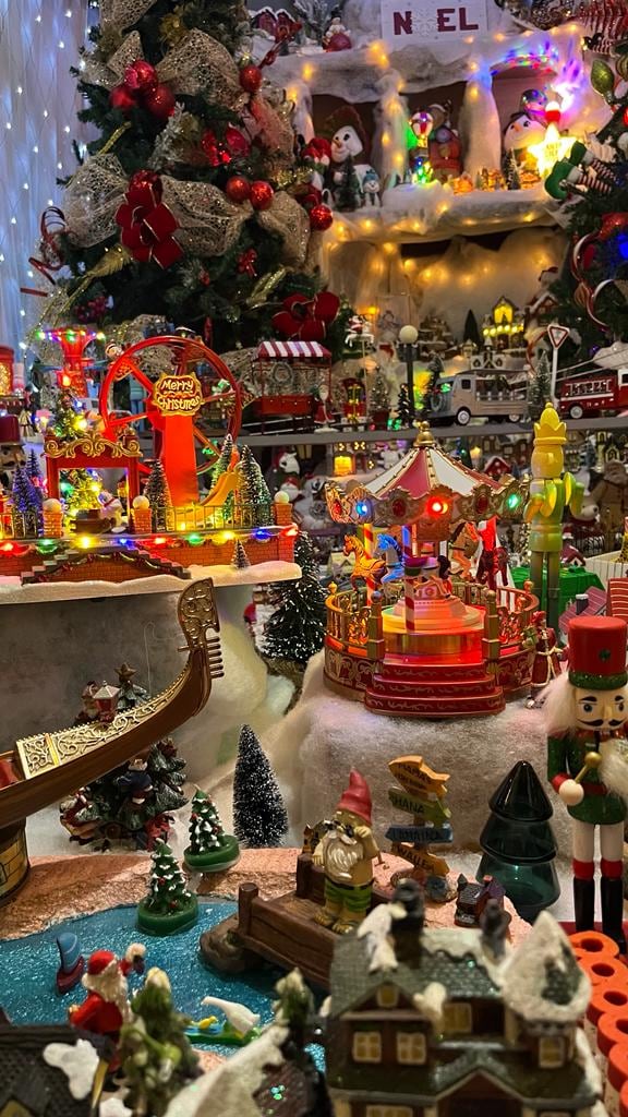 Lorena Girón Román lleva seis años armando su villa navideña en Calle San José de Grecia.