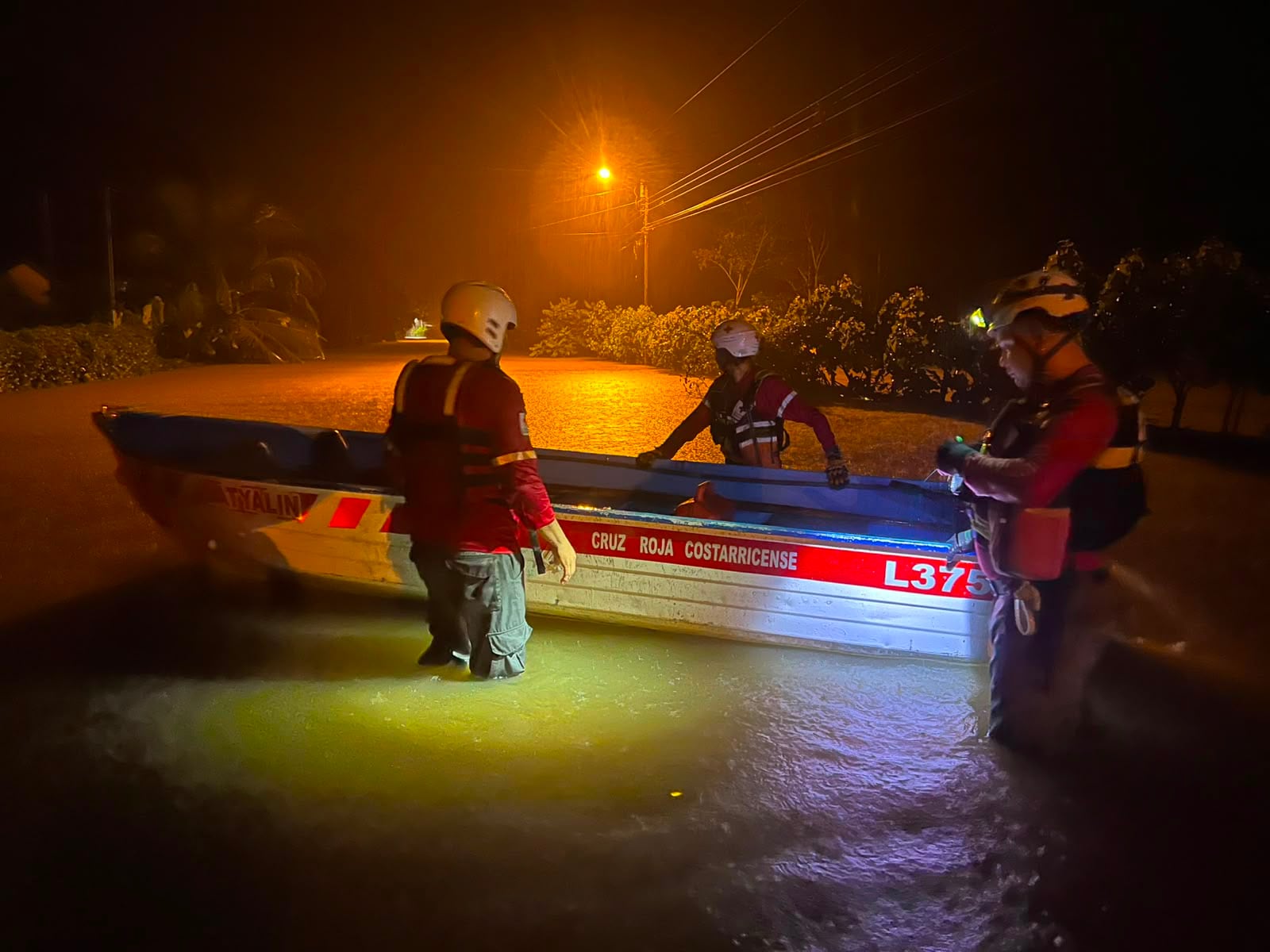 Inundaciones que afectan al Caribe y la Zona Norte del país mantienen a cientos de personas lejos de sus casas, desde la madrugada del 17 de agosto del 2026. Foto: Cruz Roja
