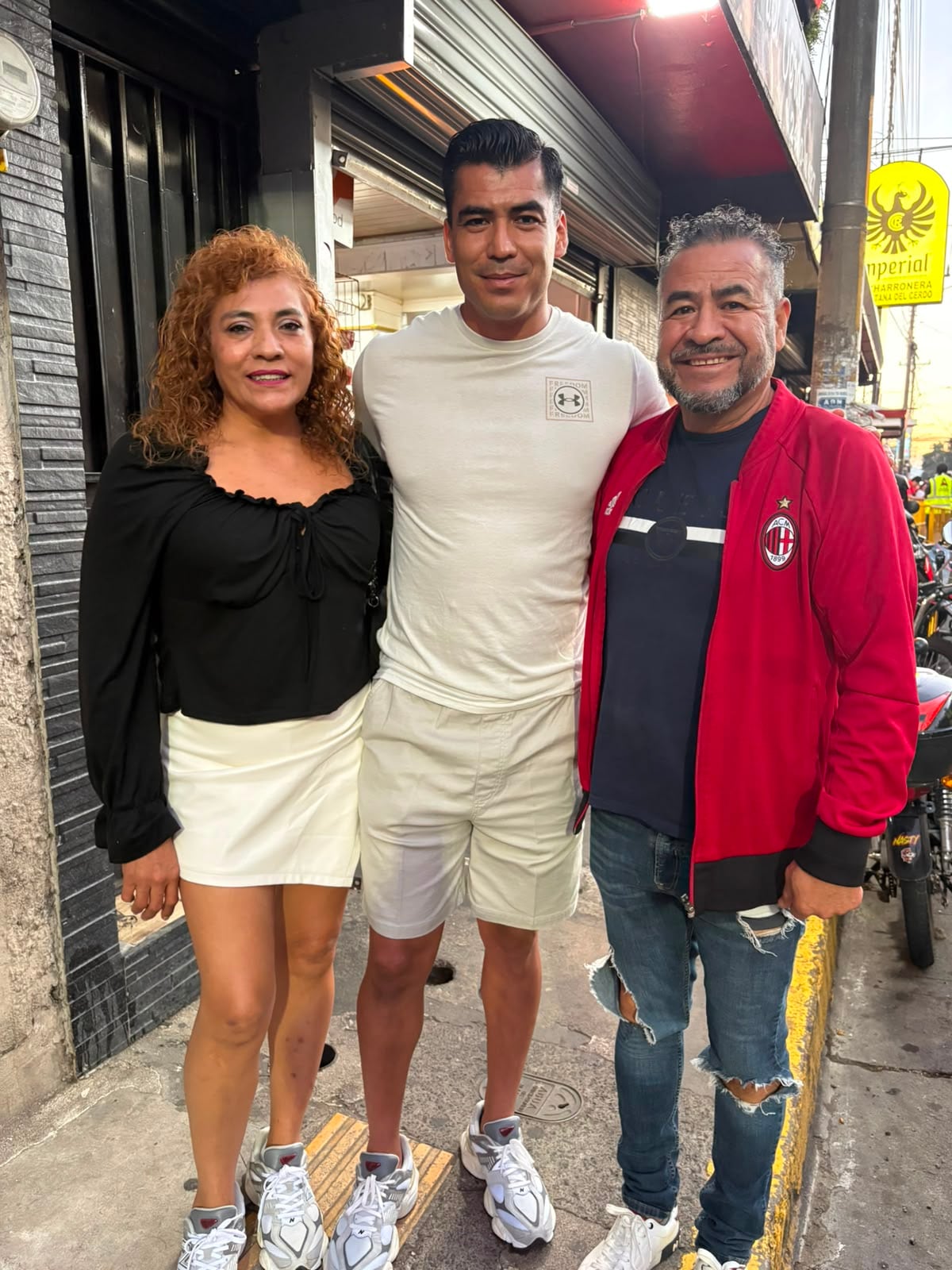 Antonny Monreal llegó acompañado de sus papás, doña Amparo y don Elpidio para ver al Xelajú de Guatemala en el Morera Soto.