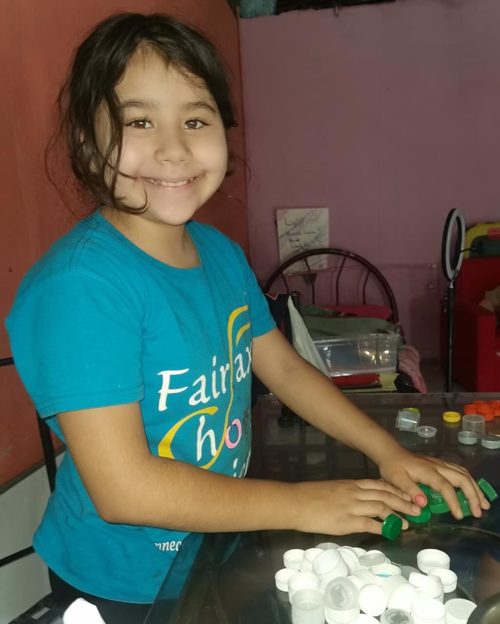 Amanda de los Ángeles Quesada Ramírez, es una niña de 10 años que, tras haber llegado a una cita al Hospital de Niños, se enamoró del proyecto de llenar corazones de metal con tapitas de botellas de plástico