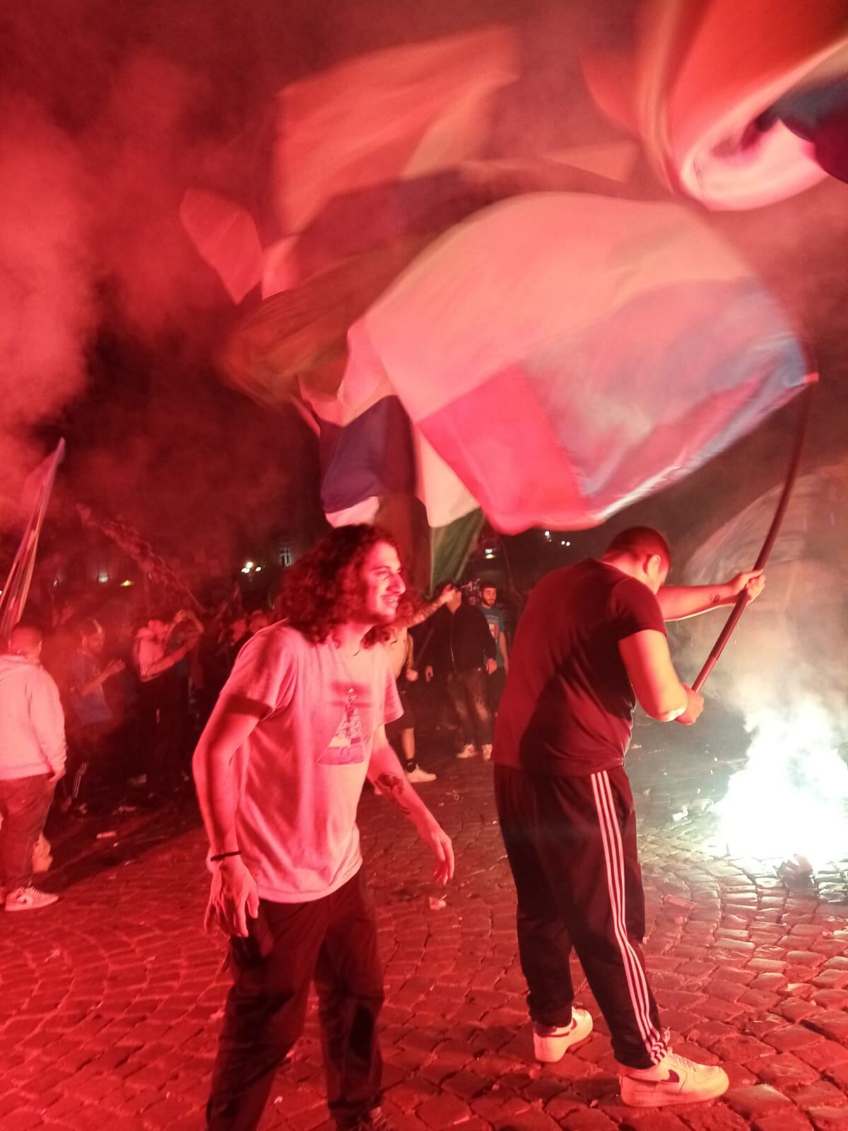 El vulcanólogo Gino González celebró en Nápoles con todo lo que tenía el título del equipo de fútbol