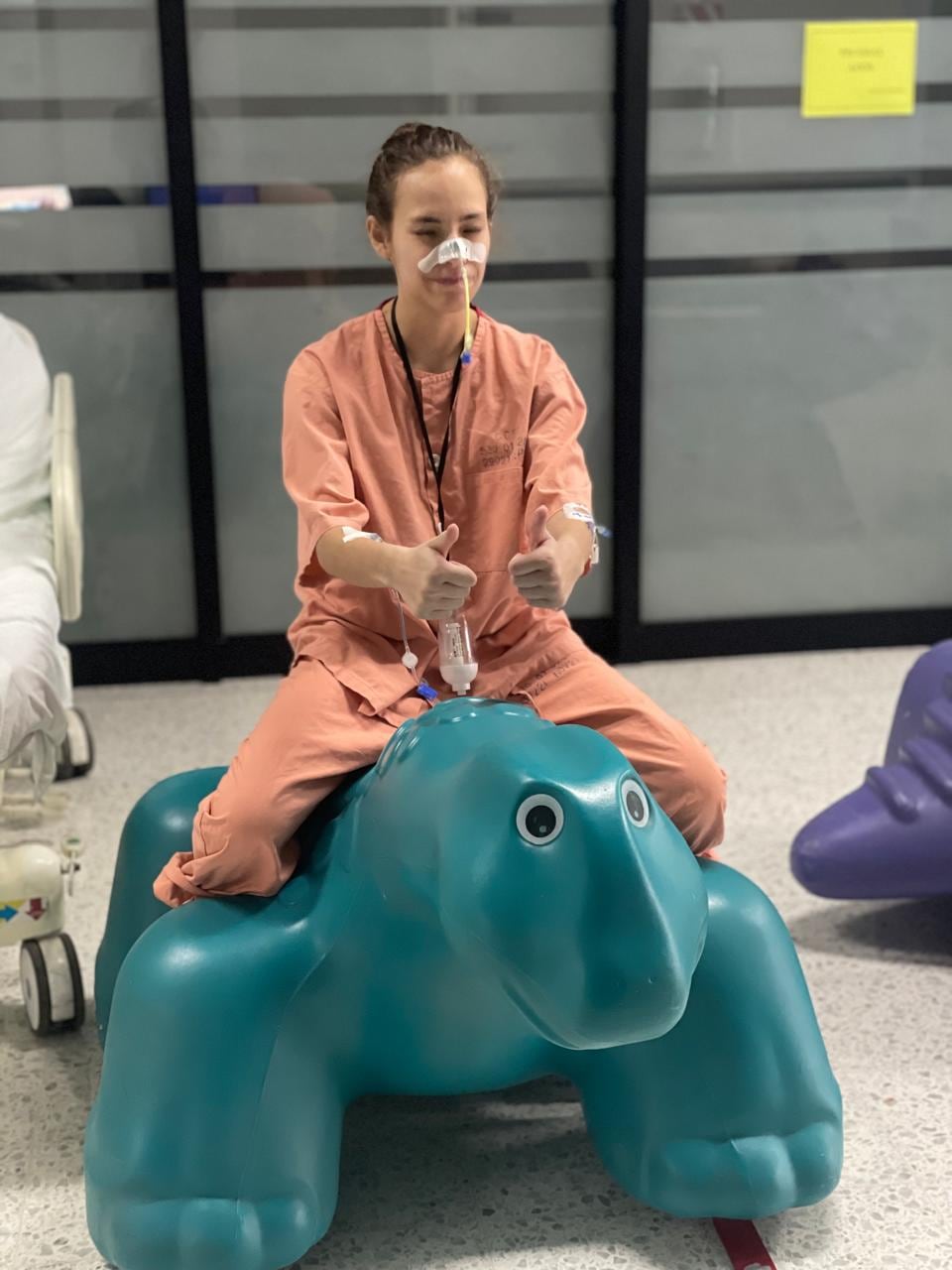 La familia de una joven de 19 años necesita dinero para operar a su hija y por eso tiene a la venta su casa.