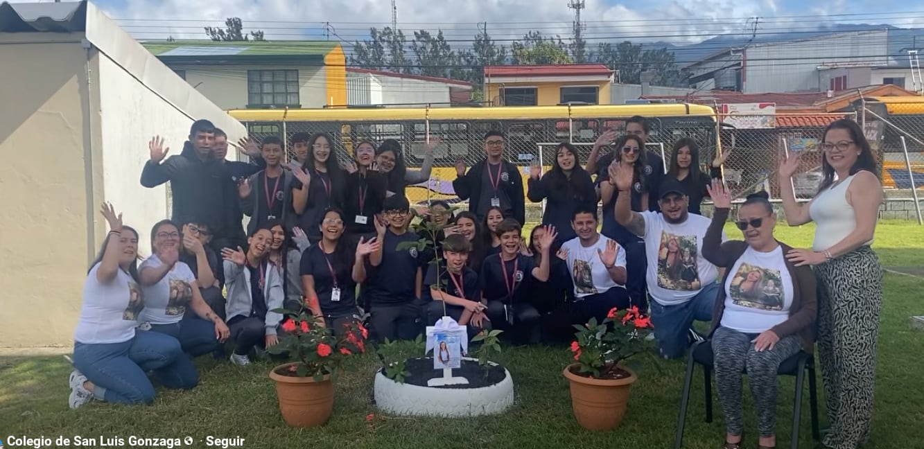 A Keyshell Zeledón Valderramos le hicieron un homenaje en el Colegio San Luis Gonzaga de Cartago, sus compañeros sembraron un árbol de corteza amarilla en su honor. Foto: Tomado del Colegio San Luis Gonzaga