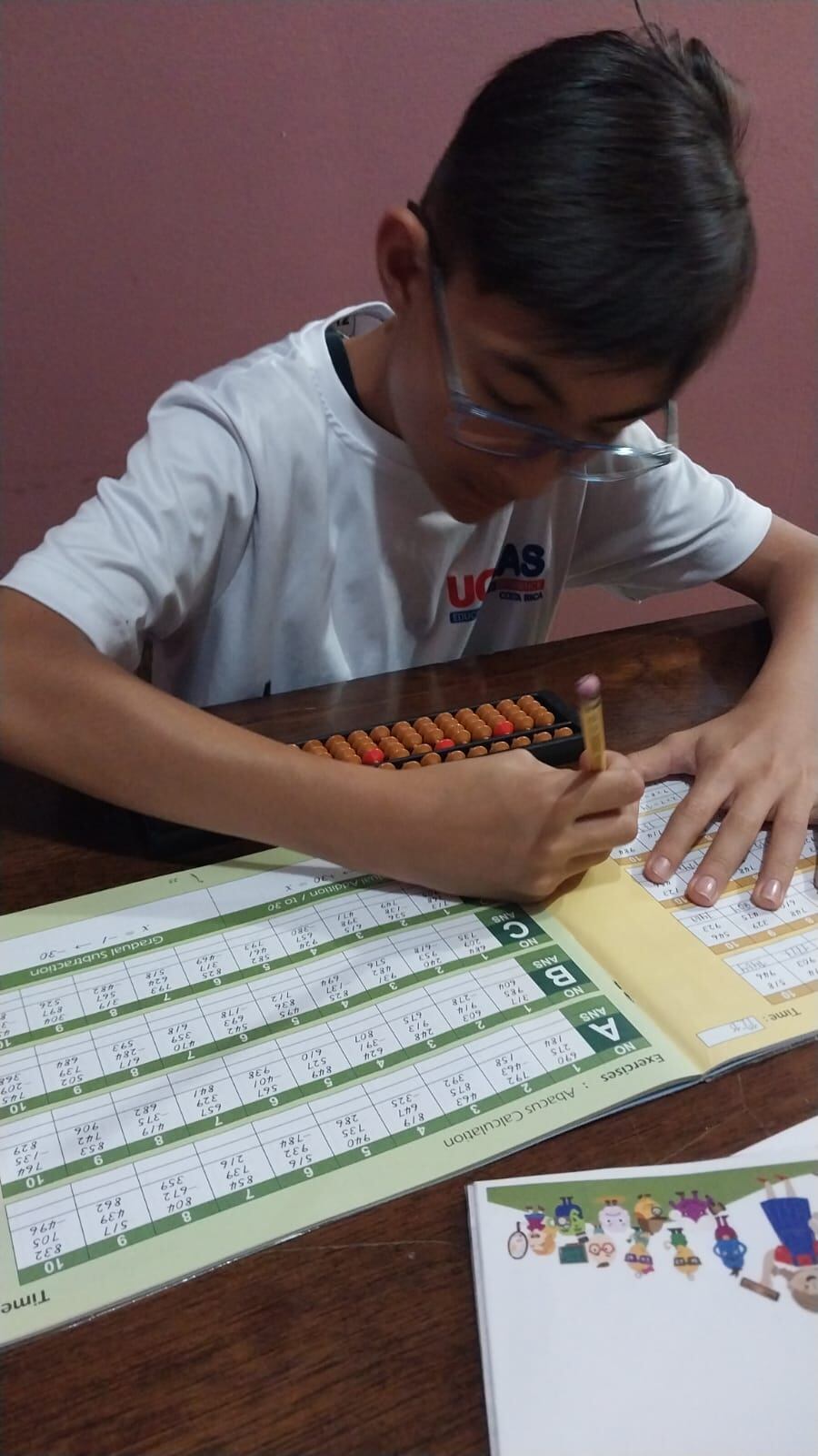 Samuel Gutiérrez es un niño de 11 años que estudia con aritmética mental y eso le ha ayudado a mejorar su concentración. Además juega ajedrez y toca marimba.