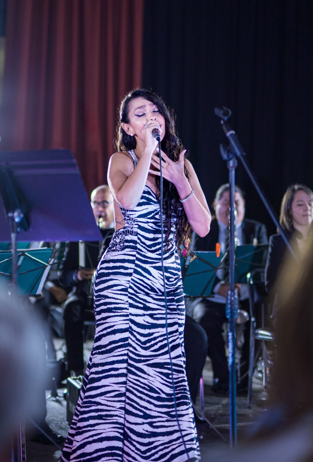 La cantante nativa de Grecia, Alajuela, Elsa Castro, cantó el himno nacional el 1 de mayo del 2025 en la ASamblea Legislativa