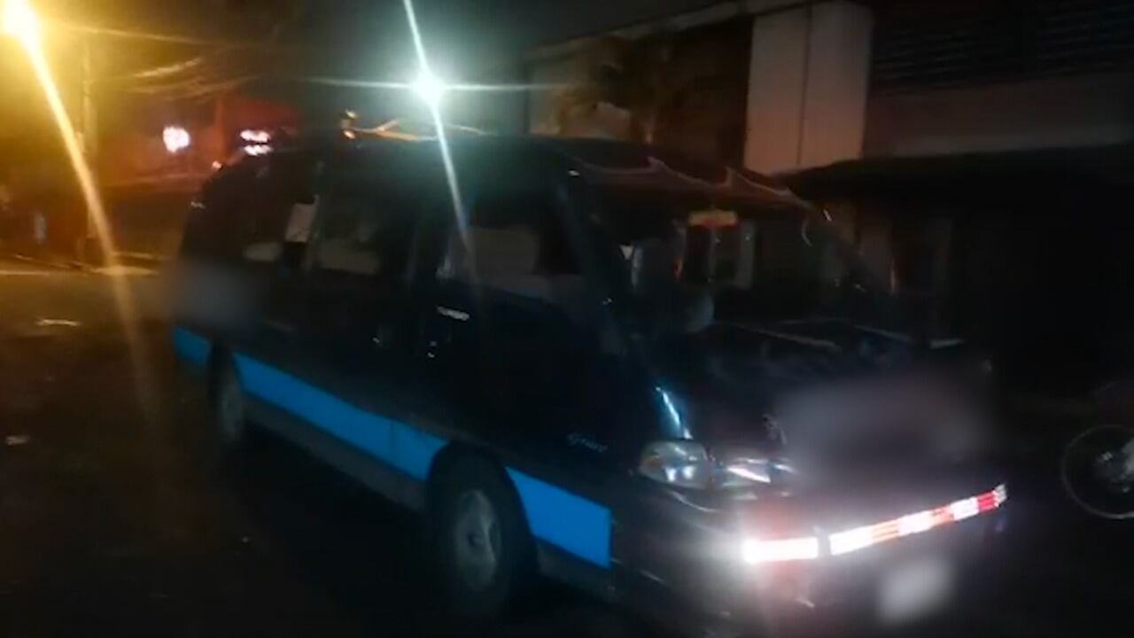 Detienen a dos hombres y una mujer como sospechosos de transportar marihuana en buseta. Foto MSP.