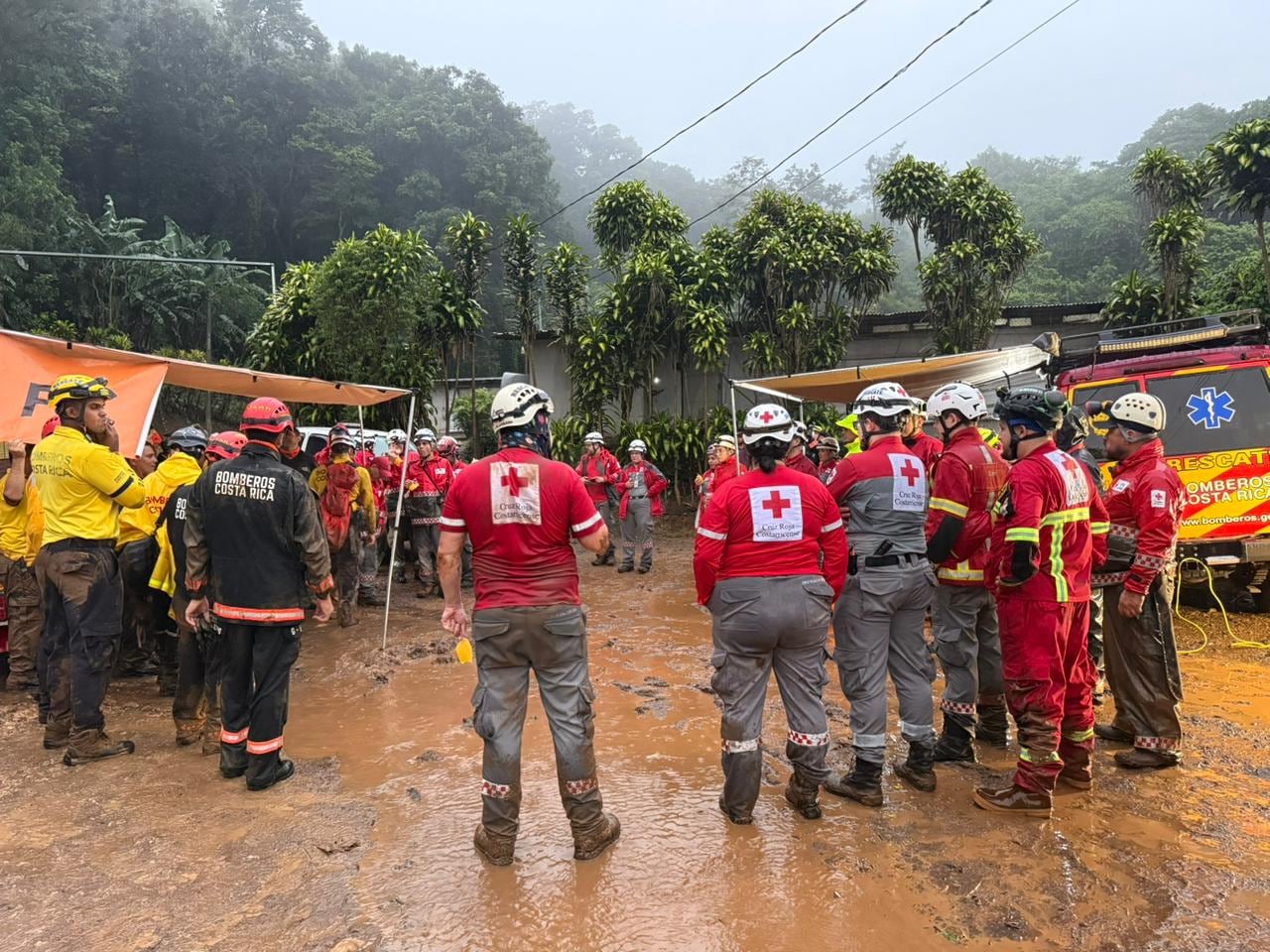 Dolor en San Ramón: deslizamiento por fuertes lluvias cobra la vida de una niña y dos adultos, la noche de este sábado 4 de octubre del 2025. Foto: Cruz Roja