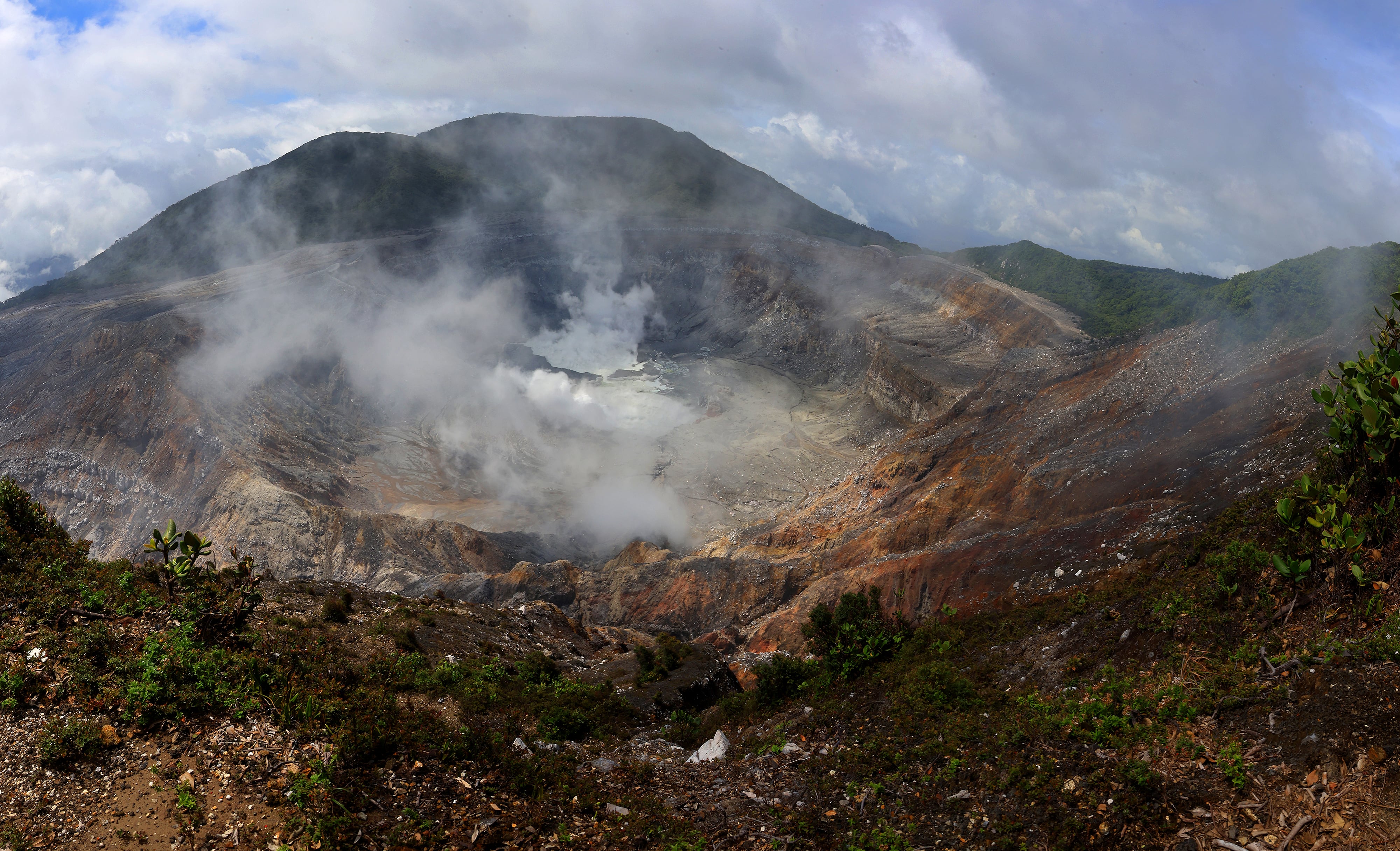 05/08/2024 Parque Nacional Volcán Poás. El Volcán Poás, con uno de los cráteres más grande del mundo se mantiene activo y así se mostró este lunes después de mediodía. Foto: Rafael Pacheco Granados