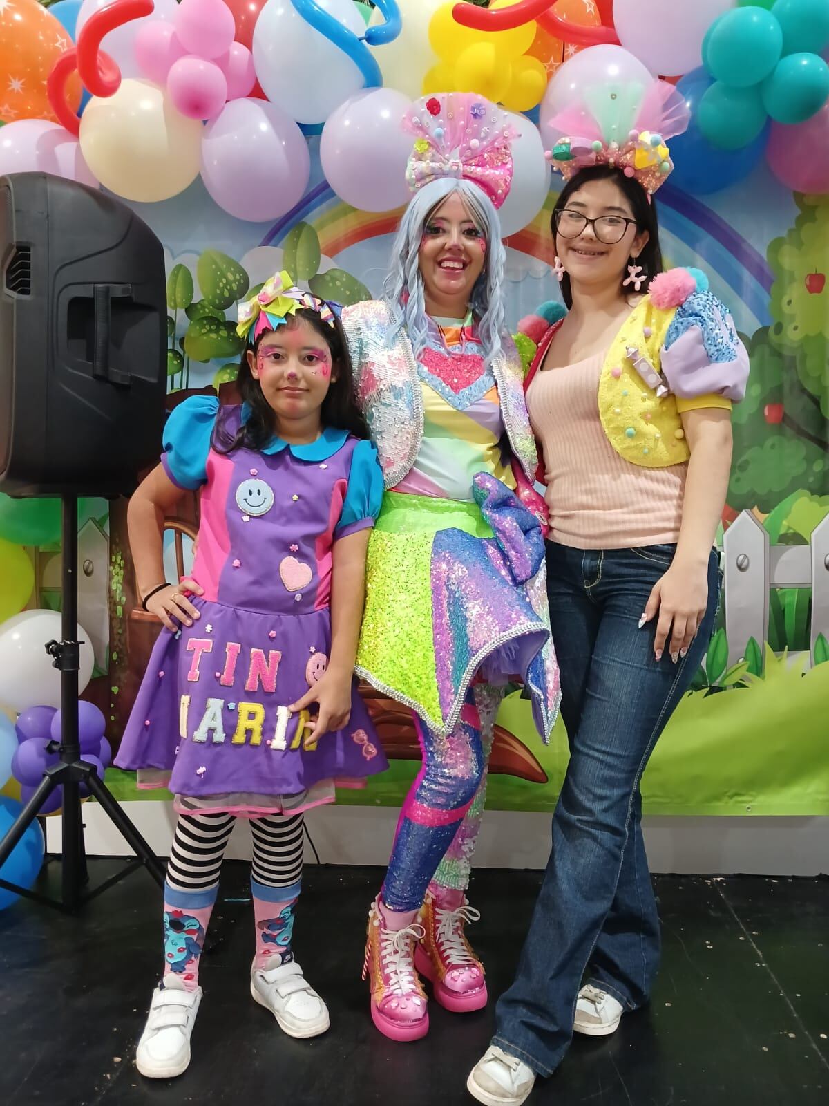 Taylín Cabezas Molina, mejor conocida como la payasita “Taylín de Tin Marín”, tiene 40 años, dos hijas y un corazón tan grande como sus zapatos de payaso. En la foto con sus hijas Isabella (11 años) y Victoria (19 años).