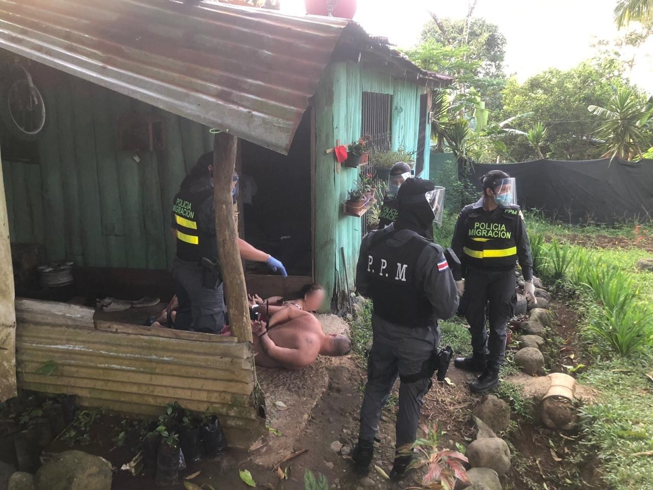 Detienen a extranjeros sospechosos de ocultar extranjeros ilegales en su casa. Foto Migración.