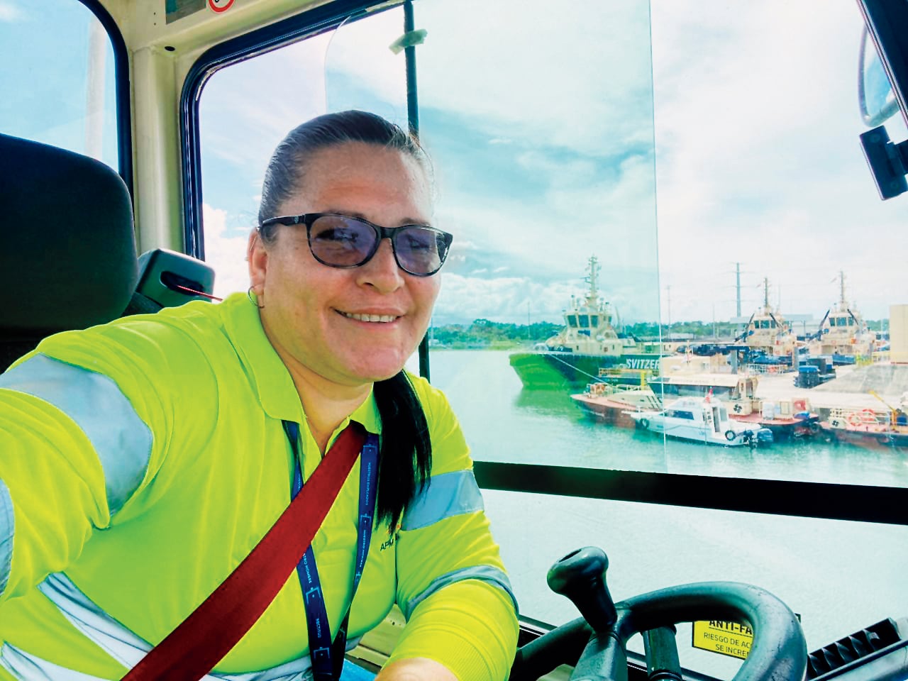 Shirley Pizarro, opera grúas de gran tamaño en APM Terminals en Moín.