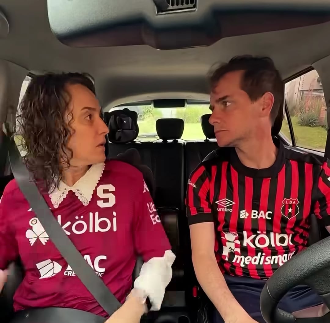 Jero salió con la camisa de Alajuelense mientras que José, su esposa, con la de Saprissa.