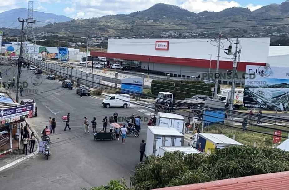 Los vecinos de La Aurora de Alajuelita realizan bloqueos por la falta de agua en sus casas.