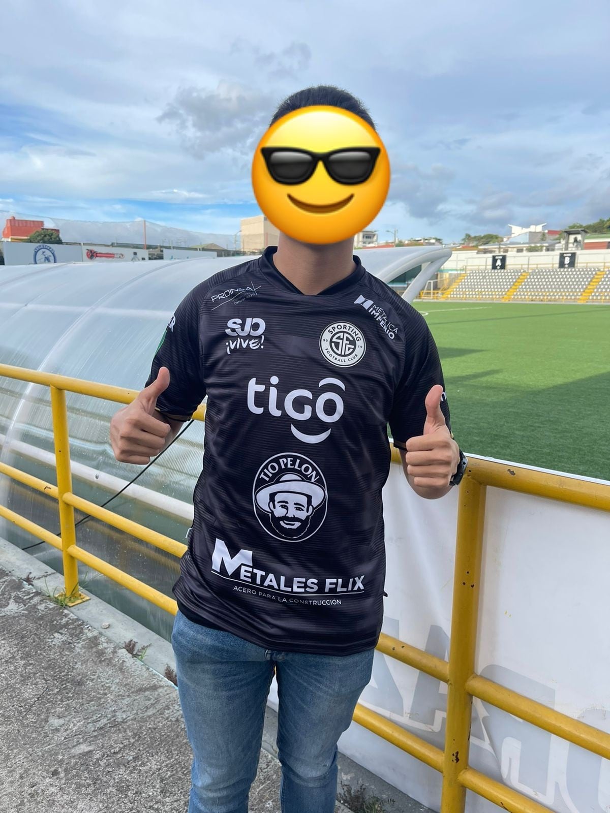 Aficionado morado que cambió una camisa del Sapri por otra de Sporting. Cortesía.