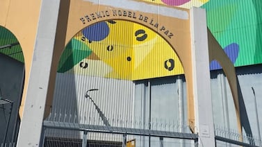 (Video) Así retiraron el nombre del expresidente Óscar Arias del Palacio de los Deportes