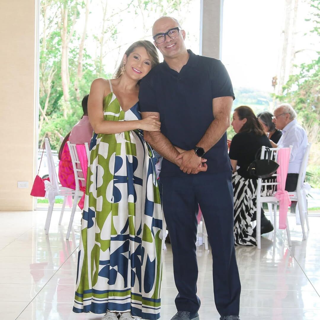 Jorge Martínez y Laura Brenes en el baby shower de su hija Sol.
