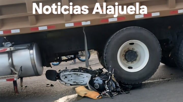 Un motociclista perdió la vida la mañana de este sábado tras un violento accidente de tránsito en La Guácima de Alajuela, detrás del aeropuerto. Foto: Tomada de Noticias Alajuela